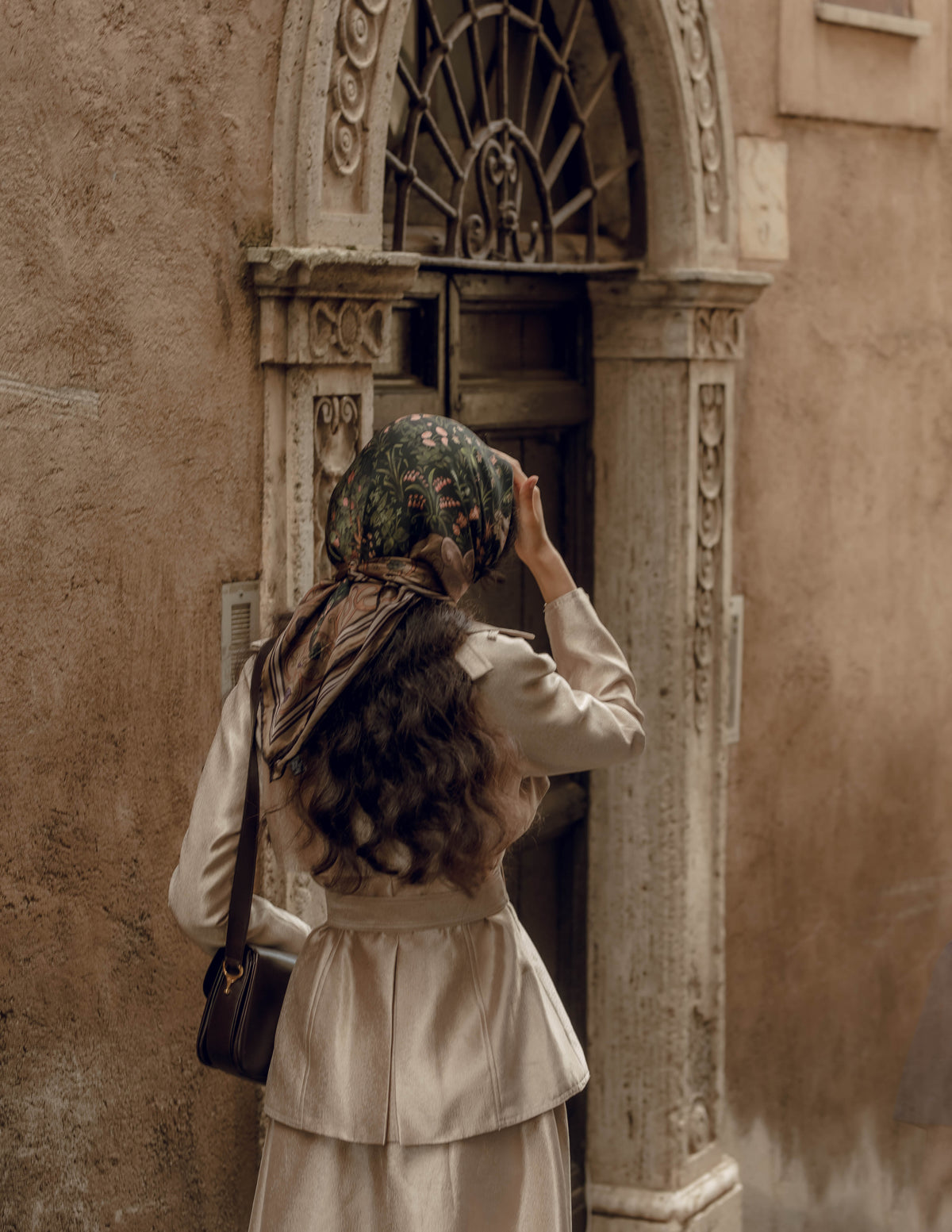 CHAPTER II - LA TAPISSERIE